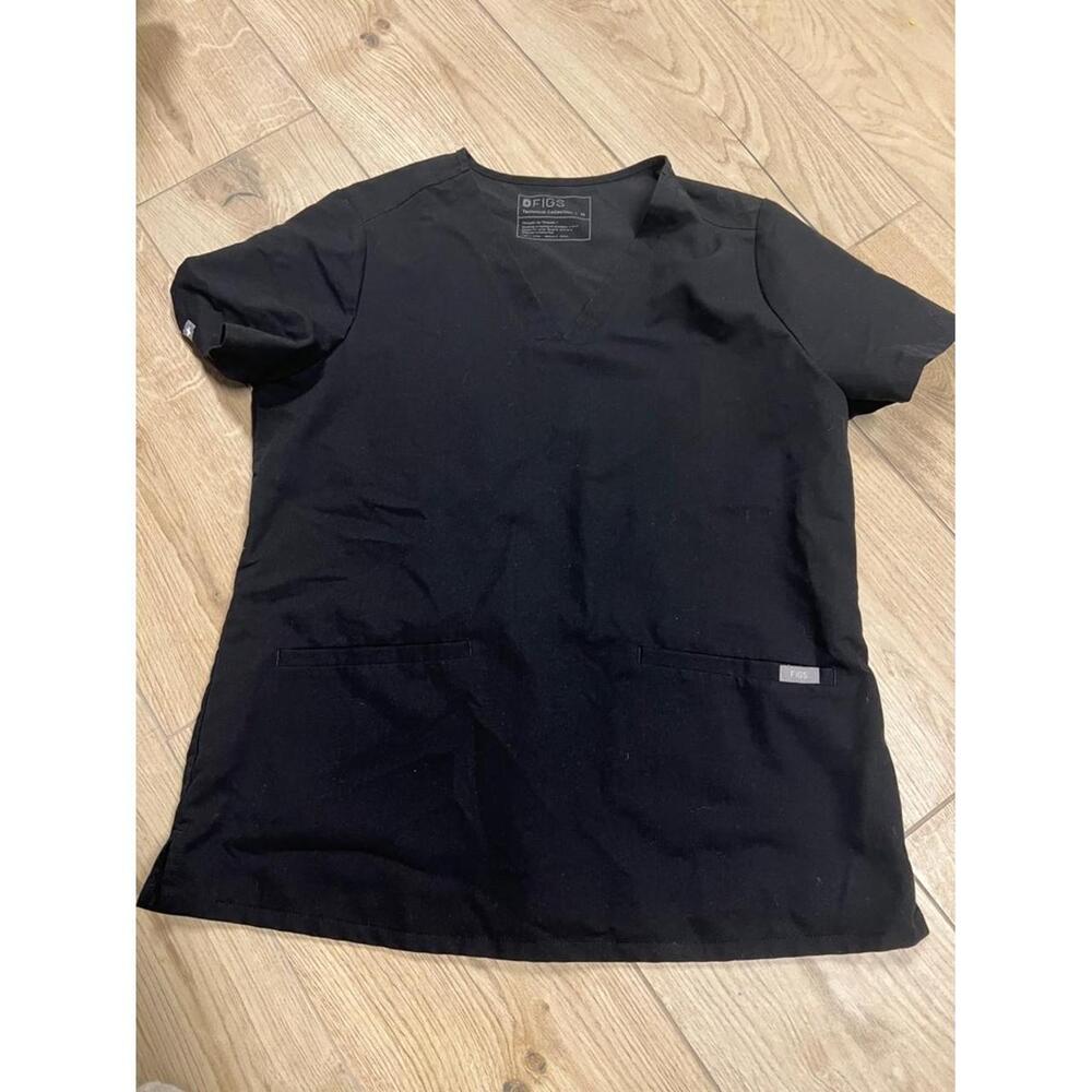 Figs Women's Short Sleeve Scrub Top in Black
Classic V-neck scrub top by Figs.